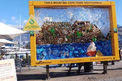 Một bức panô tuyên truyền về tác hại của chất thải nhựa tại thành phố du lịch Cape Town của Nam Phi - nơi đang diễn ra WEF Africa 2019. (Ảnh: Phi Hùng/TTXVN)