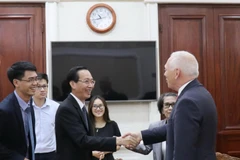 Phó Chủ tịch Thường trực UBND Thành phố Hồ Chí Minh Lê Thanh Liêm tiếp Thống đốc tỉnh Brabant Walloon Gilles Mahieu. (Ảnh: Tiến Lực/TTXVN)