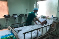 Bệnh nhân đã tiếp xúc tốt, hết khó thở, đã được rút nội khí quản và tiếp tục theo dõi, điều trị tại khu hậu phẫu. (Ảnh: TTXVN phát)