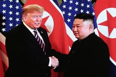 Tổng thống Mỹ Donald Trump và Chủ tịch Triều Tiên Kim Jong-un bắt tay nhau - cái bắt tay lịch sử tại Hà Nội. (Ảnh: TTXVN)