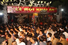 Xếp hàng từ rất sớm để xin lộc ấn tại đền Trần ở tỉnh Nam Định. )Ảnh: Thanh Tùng/TTXVN)