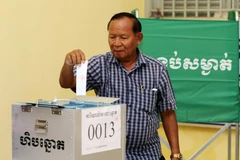 Cử tri bỏ phiếu tại điểm bầu cử ở Phnom Penh, Campuchia ngày 26/5 vừa qua. (Ảnh: THX/TTXVN)
