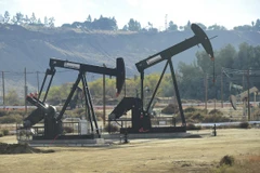 Giàn khoan hoạt động tại giếng dầu của Tập đoàn Chevron ở Bakersfield, Californi của Mỹ. (Ảnh: AFP/TTXVN)