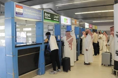 Hành khách làm thủ tục tại sân bay Abha của Saudi Arabia. (Ảnh: AFP/TTXVN)