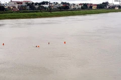 Mùa Hè có nhiều người dân, trẻ em ra sông tắm. (Ảnh minh họa: Nguyễn Công Hải/TTXVN)