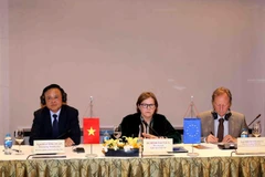 Thứ trưởng Thường trực Bộ Nông nghiệp và Phát triển Nông thôn Hà Công Tuấn (trái), Phó Chủ tịch Nghị viện Châu Âu Heidi Hautala (giữa), Trưởng Phái đoàn Liên minh châu Âu tại Việt Nam Bruno Angelet (phải) tại buổi họp. (Ảnh: Vũ Sinh/TTXVN)