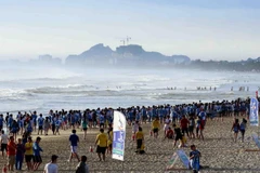 Bãi biển tại khu vực Công viên Biển Đông thành phố Đà Nẵng thu hút đông người dân và khách du lịch đến nghỉ dưỡng, tắm biển và tham gia các hoạt động văn hóa, thể thao. (Ảnh: Trần Lê Lâm/TTXVN)