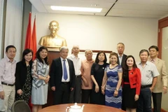 Đoàn làm việc với đại diện Việt kiều tiêu biểu tại Tổng Lãnh sự quán tại Vancouver. (Ảnh: Việt Dũng/ TTXVN)