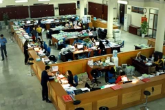 Hoạt động giao dịch tại Kho bạc Nhà nước Hà Nội. (Ảnh: Hoàng Hùng/TTXVN) 