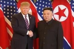 Tổng thống Mỹ Donald Trump và Chủ tịch Triều Tiên Kim Jong-un bắt tay nhau - cái bắt tay lịch sử tại Hà Nội. (Ảnh: TTXVN phát)