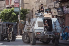 Lực lượng an ninh tuần tra tại làng al-Rawda, Bắc Sinai của Ai Cập, ngày 26/7/2018. (Ảnh: AFP/TTXVN)