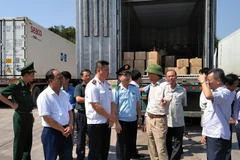 Đoàn kiểm tra của Trung ương kiểm tra công tác phòng, chống bệnh dịch tả lợn châu Phi tại khu vực cửa khẩu Móng Cái. (Ảnh: Hữu Việt-Văn Đức/TTXVN)