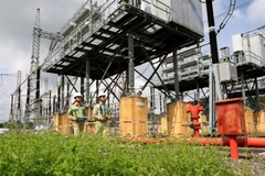 Công nhân Công ty Truyền tải Điện kiểm tra kỹ thuật trong vận hành truyền tải điện tại trạm biến áp 500kV Đà Nẵng. (Ảnh: Ngọc Hà/TTXVN)