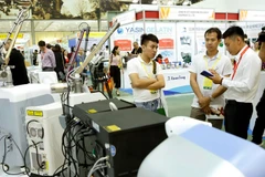 Khách tham quan triển lãm. (Ảnh: Dương Ngọc/TTXVN)