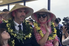 Vị khách quốc tế thứ 15 triệu đến Việt Nam tại Cảng tàu khách du lịch quốc tế chuyên biệt Hạ Long, thành phố Hạ Long, tỉnh Quảng Ninh là ông James Kopenec, mang quốc tịch Mỹ, cùng vợ là bà Hermine Kopenec. (Ảnh: Trung Nguyên/TTXVN)