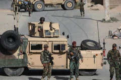 Binh sỹ Afghanistan gác tại hiện trường một vụ đánh bom ở Kabul ngày 12/9 vừa qua. (Ảnh: THX/TTXVN)