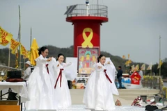 Lễ tưởng niệm 5 năm ngày xảy ra thảm kịch chìm phà Sewol ở ngoài khơi đảo Jin ngày 16/4. (Ảnh: Yonhap/TTXVN)