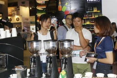 Khách tham quan Triển lãm. (Ảnh: Hoàng Hải/TTXVN)