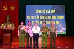 Bí thư tỉnh ủy Lê Đình Sơn tặng hoa chúc mừng lực lượng Công an tỉnh Hà Tĩnh. (Ảnh: TTXVN phát)