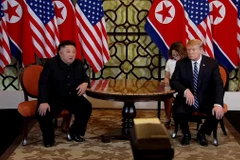 Tổng thống Mỹ Donald Trump và Chủ tịch Triều Tiên Kim Jong-un tại cuộc gặp. (Ảnh: TTXVN)
