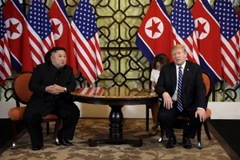 Tổng thống Mỹ Donald Trump (phải) và Chủ tịch Triều Tiên Kim Jong-un trong cuộc gặp riêng tại ngày làm việc thứ hai của Hội nghị thượng đỉnh Mỹ-Triều lần hai ở Hà Nội, ngày 28/2 vừa qua. (Ảnh: Yonhap/TTXVN)