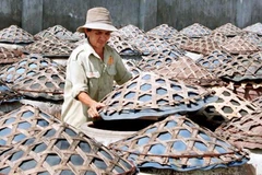 Chế biến nước mắm theo phương pháp cổ truyền là gài nén. (Nguồn: phanthietvn)