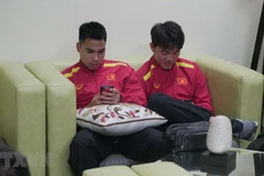 Cầu thủ Đức Huy (trái) và Xuân Trường (phải). (Ảnh: Hoàng Linh/TTXVN)