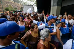 Người dân Venezuela xếp hàng nhận hàng hóa cứu trợ ở Caricuao, ngoại ô Caracas ngày 16/4. (Ảnh: AFP/TTXVN)