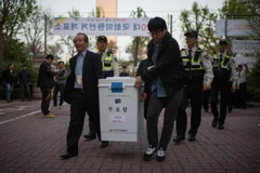 Nhân viên cơ quan bầu cử chuẩn bị kiểm phiếu tại thủ đô Seoul, Hàn Quốc ngày 13/4. (Nguồn: AFP/TTXVN)