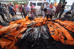 Nhân viên cứu hộ chuyển thi thể nạn nhân vụ sóng thần ở Carita, Indonesia ngày 23/12/2018. (Nguồn: AFP/TTXVN) 
