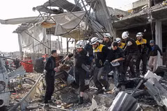Chuyển nạn nhân sau một vụ không kích ở thị trấn Maaret al-Numan, tỉnh Idlib, Syria ngày 2/12/2019. (Nguồn: AFP/TTXVN) 