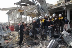 Chuyển nạn nhân sau một vụ không kích ở thị trấn Maaret al-Numan, tỉnh Idlib, Syria ngày 2/12/2019. (Nguồn: AFP/TTXVN) 