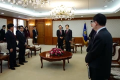 Quyền Tổng thống Hàn Quốc Hwang Kyo-ahn tiếp Đại sứ Việt Nam tại Hàn Quốc Phạm Hữu Chí ngày 3/3. (Ảnh: Vũ Toàn/Vietnam+) 