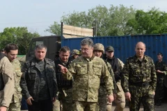 Tổng thống Ukraine Petro Poroshenko (giữa) thị sát một đơn vị chống khủng bố của quân đội ở gần thành phố Izyum thuộc tỉnh miền đông Donetsk ngày 20/6. (Nguồn: AFP/TTXVN)