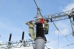 Thi công những phần việc cuối cùng hoàn thành việc lắp đặt, nâng cấp Trạm biến áp 220KV Ngũ Hành Sơn. (Ảnh: Văn Sơn/TTXVN)