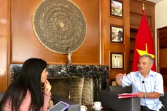 Đại sứ Nguyễn Hoài Dương trả lời phỏng vấn báo Excelsior. (Nguồn: Đại sứ quán Việt Nam tại Mexico) 
