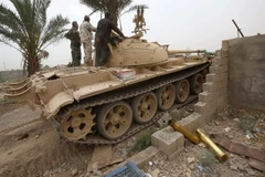 Lực lượng vũ trang Iraq giao tranh với phiến quân IS tại Sayed Ghareeb, cách thủ đô Baghdad khoảng 70km về phía Bắc ngày 28/5. (Nguồn: AFP/TTXVN)