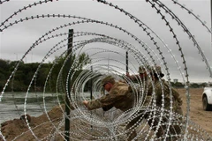 Binh sỹ Mỹ dựng hàng rào dây thép ở khu vực Laredo, biên giới Mỹ-Mexico, ngày 18/11/2018. (Nguồn: AFP/TTXVN) 