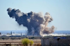 Khói bốc lên sau một cuộc không kích tại Deir al-Zor, Syria. (Nguồn: AA/ABACAPRESS.COM/TTXVN)