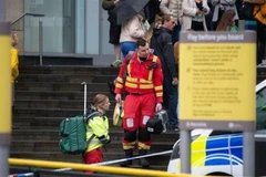 Cảnh sát được triển khai tới hiện trường vụ tấn công bằng dao ở trung tâm mua sắm Arndale, Manchester, Anh, ngày 11/10/2019. (Nguồn: Mirror/TTXVN) 