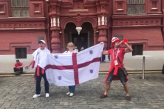 Hình ảnh cổ động viên Anh và Croatia hâm nóng đại chiến