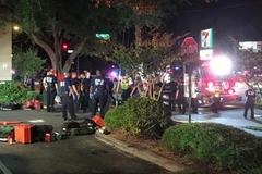 Cảnh sát làm nhiệm vụ tại hiện trường vụ xả súng ở Orlando, Florida, Mỹ. (Nguồn: EPA/TTXVN)