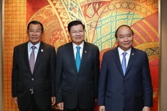 Thủ tướng Nguyễn Xuân Phúc làm việc với Thủ tướng Lào Thongloun Sisoulith và Thủ tướng Campuchia Samdech Techo Hun Sen. (Ảnh: Thống Nhất/TTXVN)