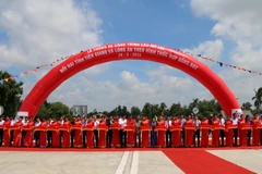 Các đại biểu cắt băng thông xe cầu Mỹ Lợi. (Ảnh: Minh Trí /TTXVN)