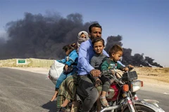 Người dân Syria sơ tán khỏi thị trấn biên giới Ras al-Ain do lo ngại xung đột leo thang ngày 16/10. (Nguồn: AFP/TTXVN) 
