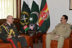 Tham mưu trưởng quân đội Pakistan, Tướng Raheel Sharif (phải) đã có cuộc gặp Tham mưu trưởng Lục quân Afghanistan, Tướng Sher Mohammad Karimi hôm 17/4. (Nguồn: AFP/TTXVN)
