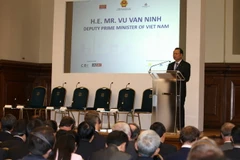 Phó Thủ tướng Vũ Văn Ninh phát biểu tại Diễn đàn Kinh tế Việt Nam ở London. (Ảnh: Lê Phương/Vietnam+)