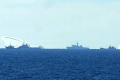 Tàu Trung Quốc hoạt động trái phép trên vùng biển Việt Nam liên tiếp sử dụng vòi rồng phun nước về phía tàu chấp pháp Việt Nam. (Ảnh: Sơn Bách/Vietnam+)