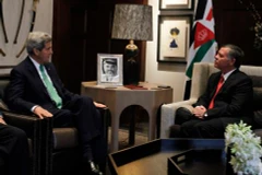 Ngoại trưởng Mỹ John Kerry (trái) hội đàm với Quốc vương Abdullah II. (Nguồn: Reuters)
