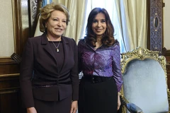 Tổng thống Argentina Cristina Fernández (phải) đã tiếp Chủ tịch Thượng viện Nga Valentina Matvienko. (Nguồn: static.grupo23.com)